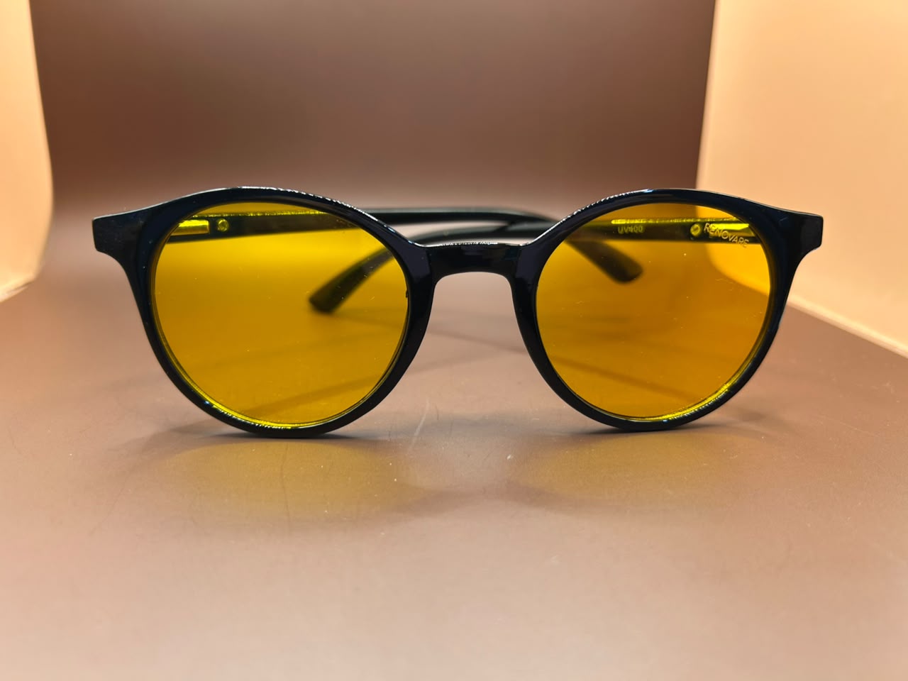 Óculos de Sol Retrô Redondo – Armação Preta com Lentes Amarelas (Filtro UV400)