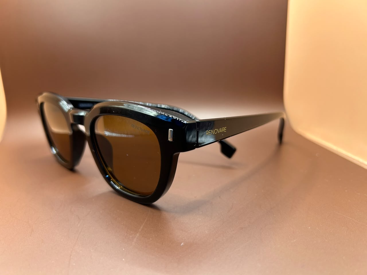 Foto adicional — Óculos de Sol Design Contemporâneo – Armação Preta com Lentes Âmbar Renovare