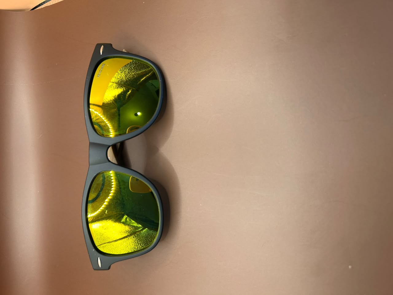 Foto adicional — Óculos de Sol Wayfarer com Hastes de Madeira e Lentes Espelhadas