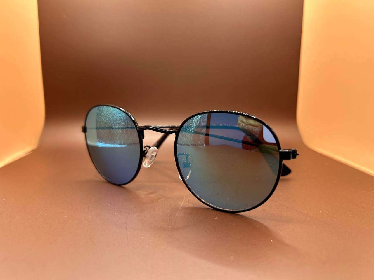 Foto adicional — Título Sugerido  Óculos de Sol Redondo Vintage -Lentes Espelhadas Azuis Renovare