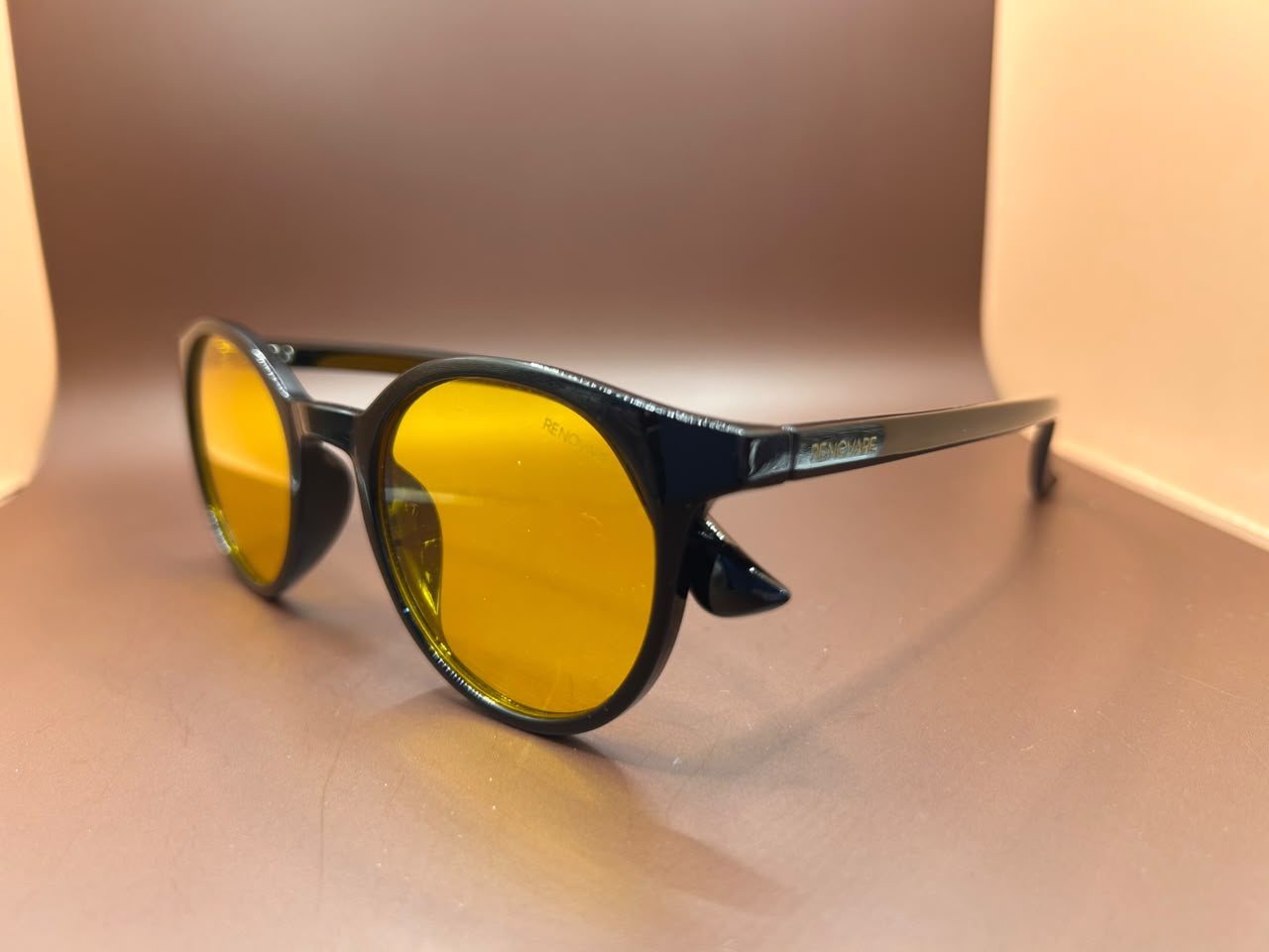 Foto adicional — Óculos de Sol Retrô Redondo – Armação Preta com Lentes Amarelas (Filtro UV400)