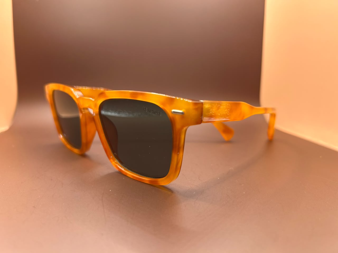 Foto adicional — Óculos de Sol Retrô Tartaruga com Lentes Escuras - Estilo Clássico