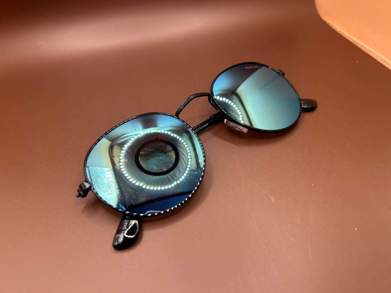 Foto adicional — Título Sugerido  Óculos de Sol Redondo Vintage -Lentes Espelhadas Azuis Renovare