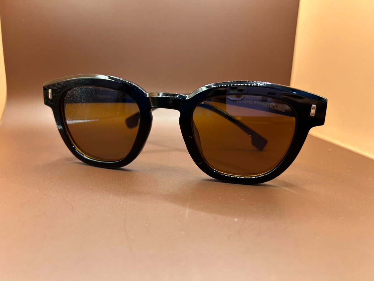 Foto adicional — Óculos de Sol Design Contemporâneo – Armação Preta com Lentes Âmbar Renovare
