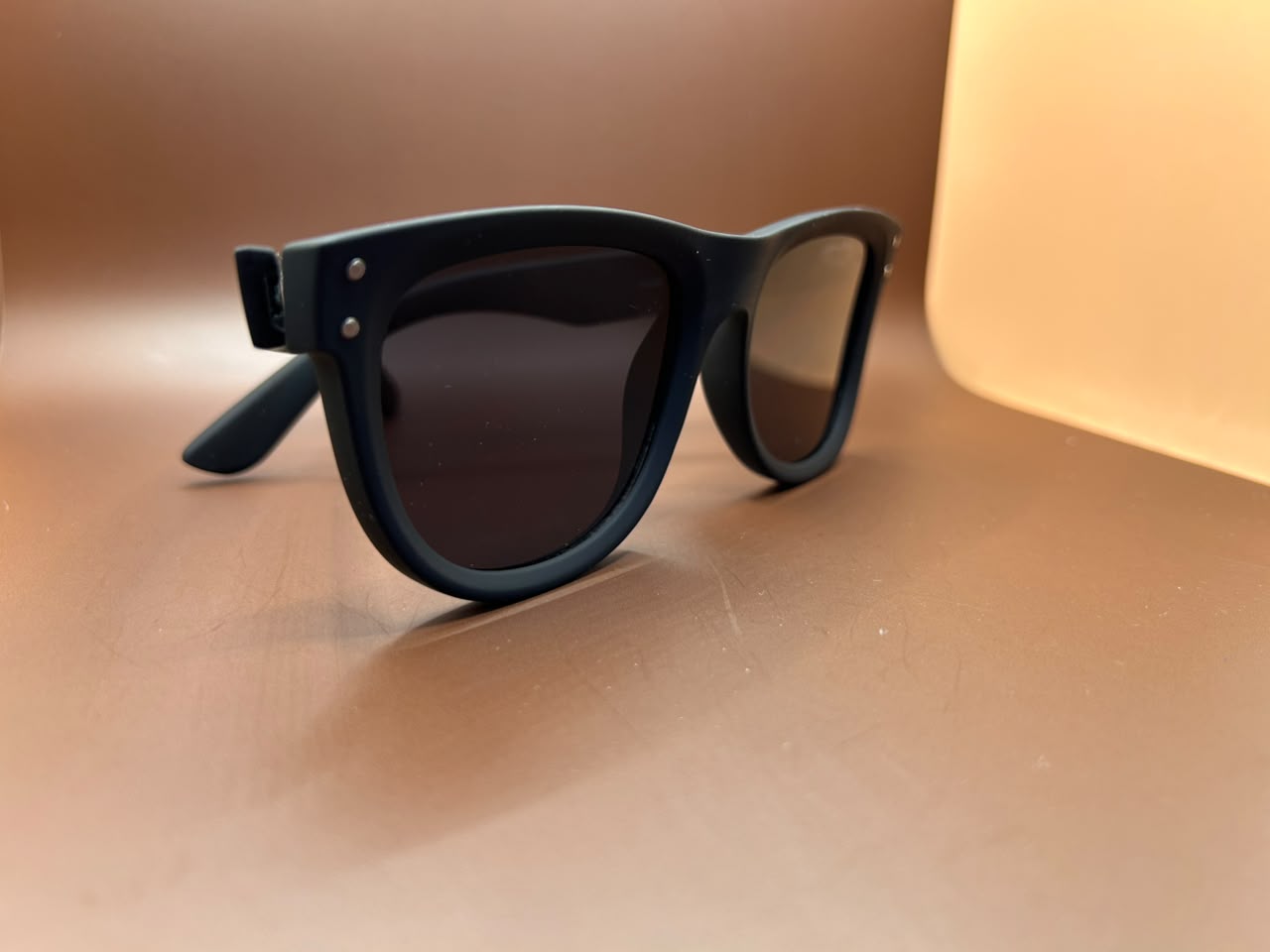 Foto adicional — Óculos de Sol Wayfarer Moderno – Armação Preta Fosca Renovare