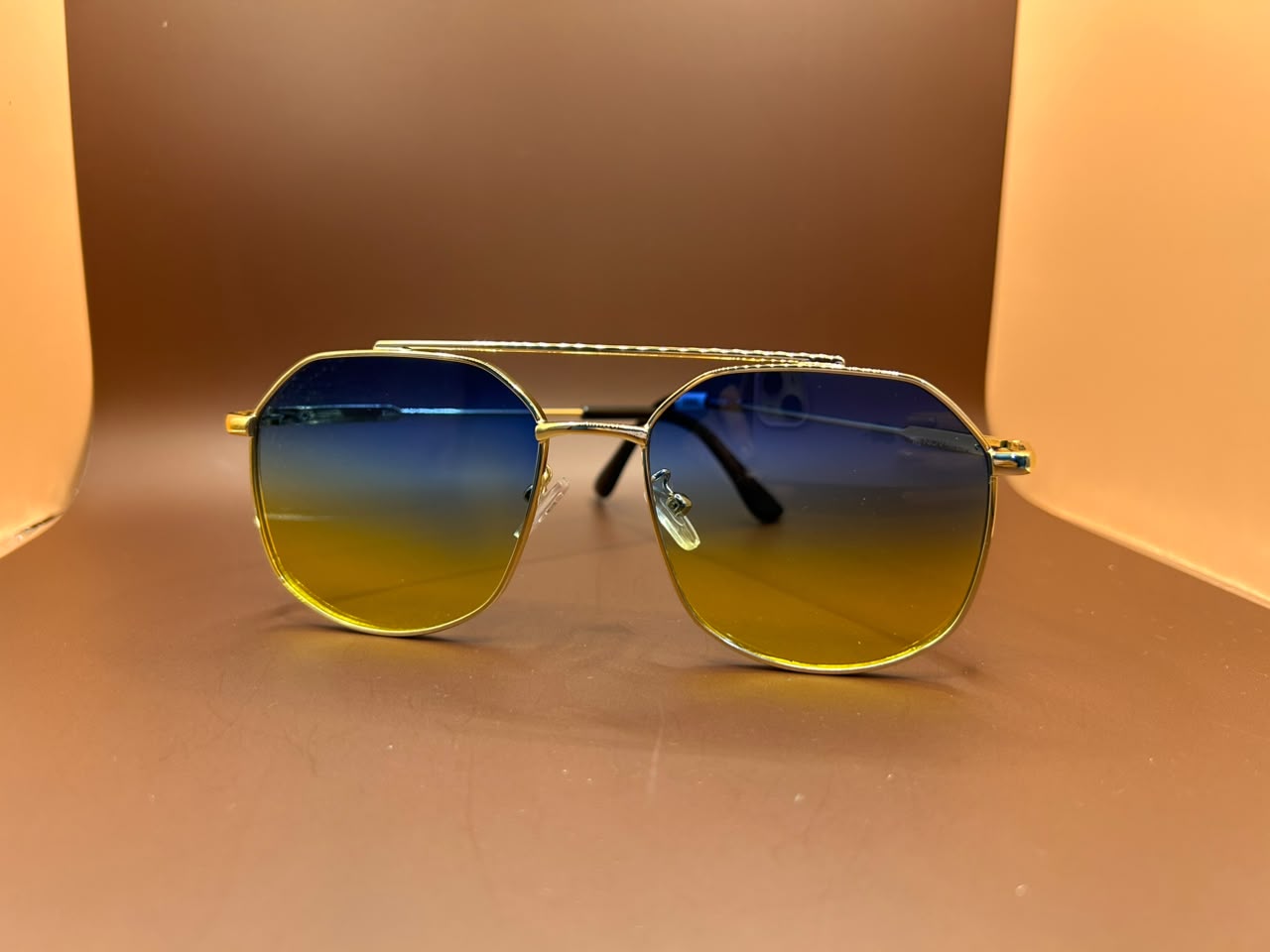 Foto adicional — Óculos de Sol Aviador Geométrico - Lentes Degradê Azul e Amarelo Renovare