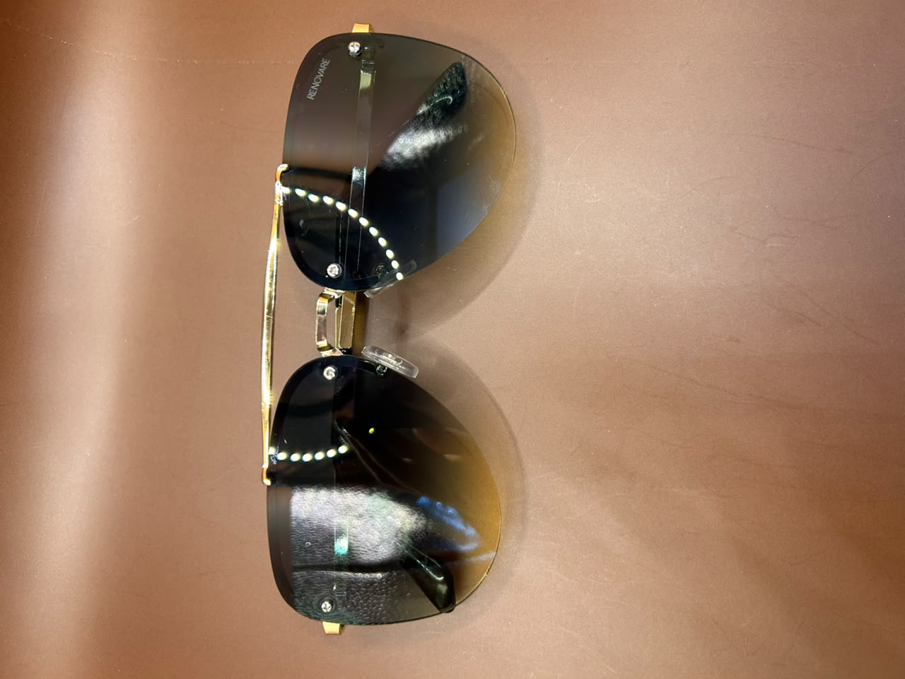 Foto adicional — Óculos de Sol Aviador com Estrutura Dourada e Lentes Degradê