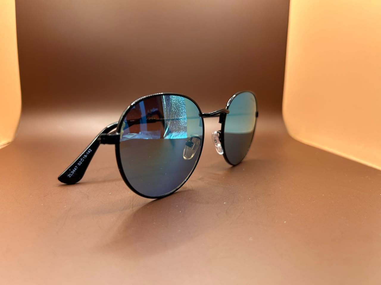 Foto adicional — Título Sugerido  Óculos de Sol Redondo Vintage -Lentes Espelhadas Azuis Renovare