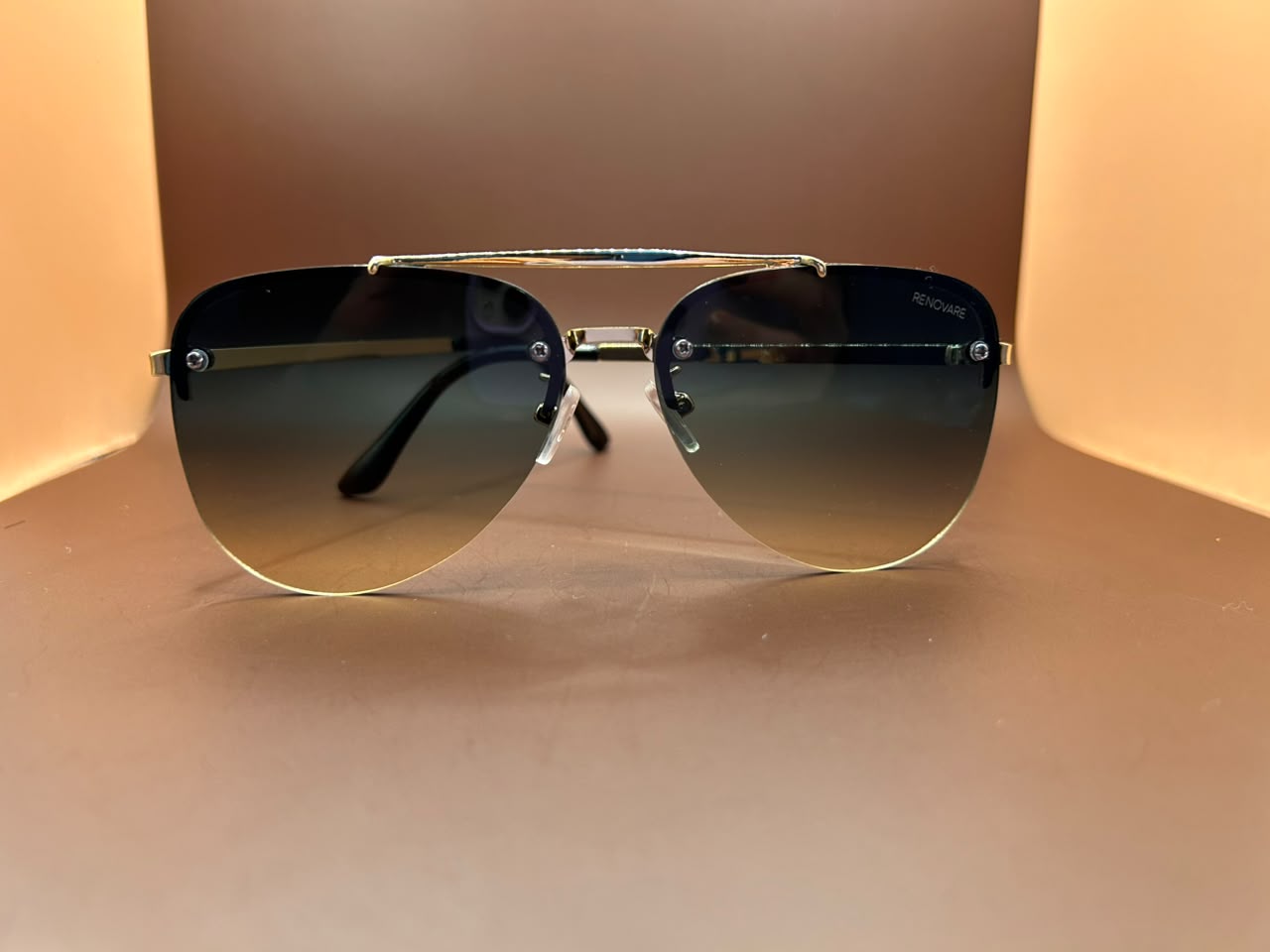 Óculos de Sol Aviador com Estrutura Dourada e Lentes Degradê