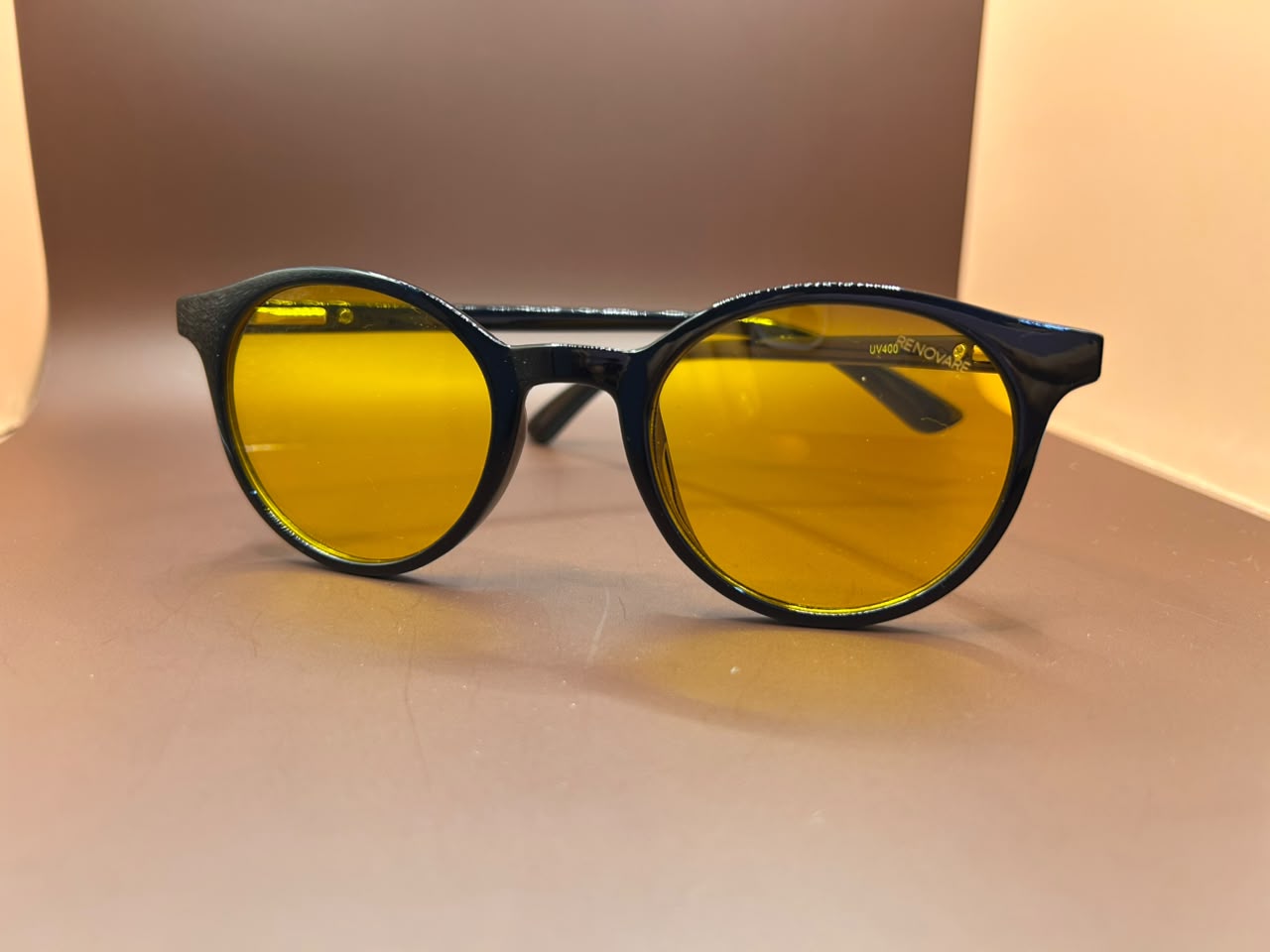 Foto adicional — Óculos de Sol Retrô Redondo – Armação Preta com Lentes Amarelas (Filtro UV400)