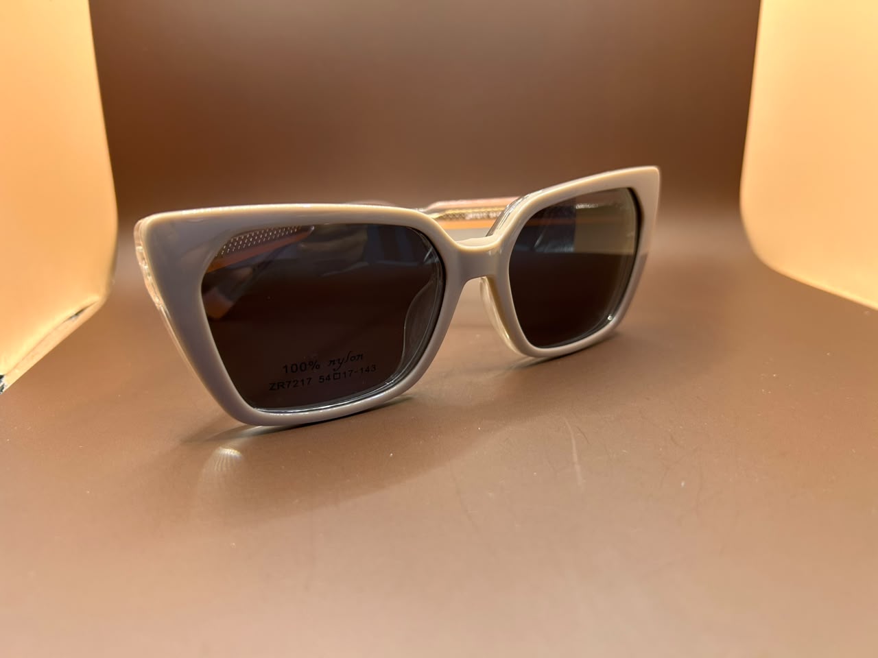 Foto adicional — Óculos 2 em 1 Cat-Eye Elegance – Armação Nude Degradê com Clip-on Solar Magnético Renovare
