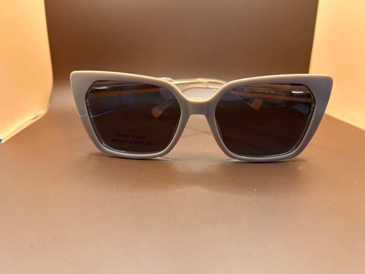 Foto adicional — Óculos 2 em 1 Cat-Eye Elegance – Armação Nude Degradê com Clip-on Solar Magnético Renovare
