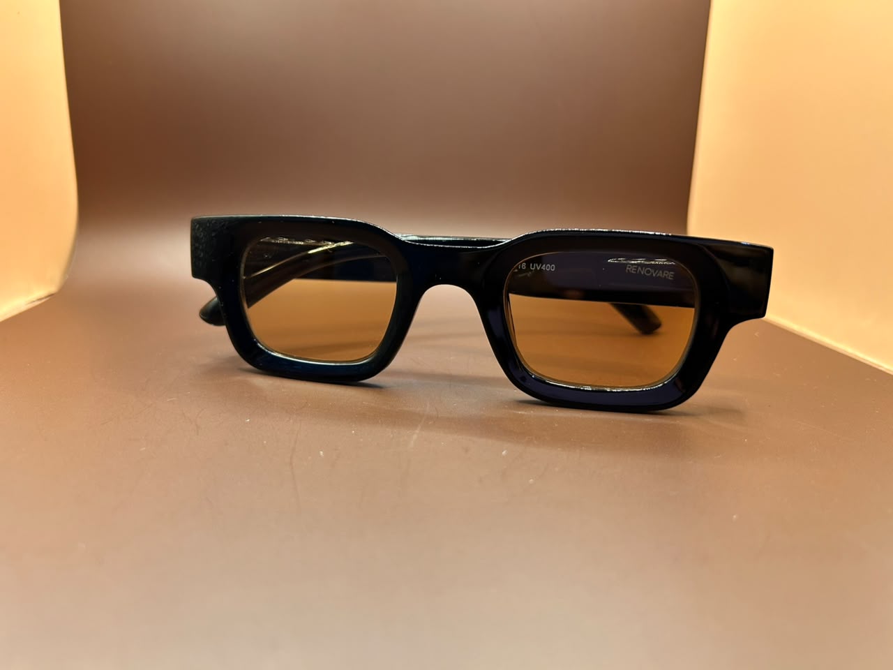 Foto adicional — Óculos de Sol Retangular Bold Preto com Lentes Âmbar - Renovare