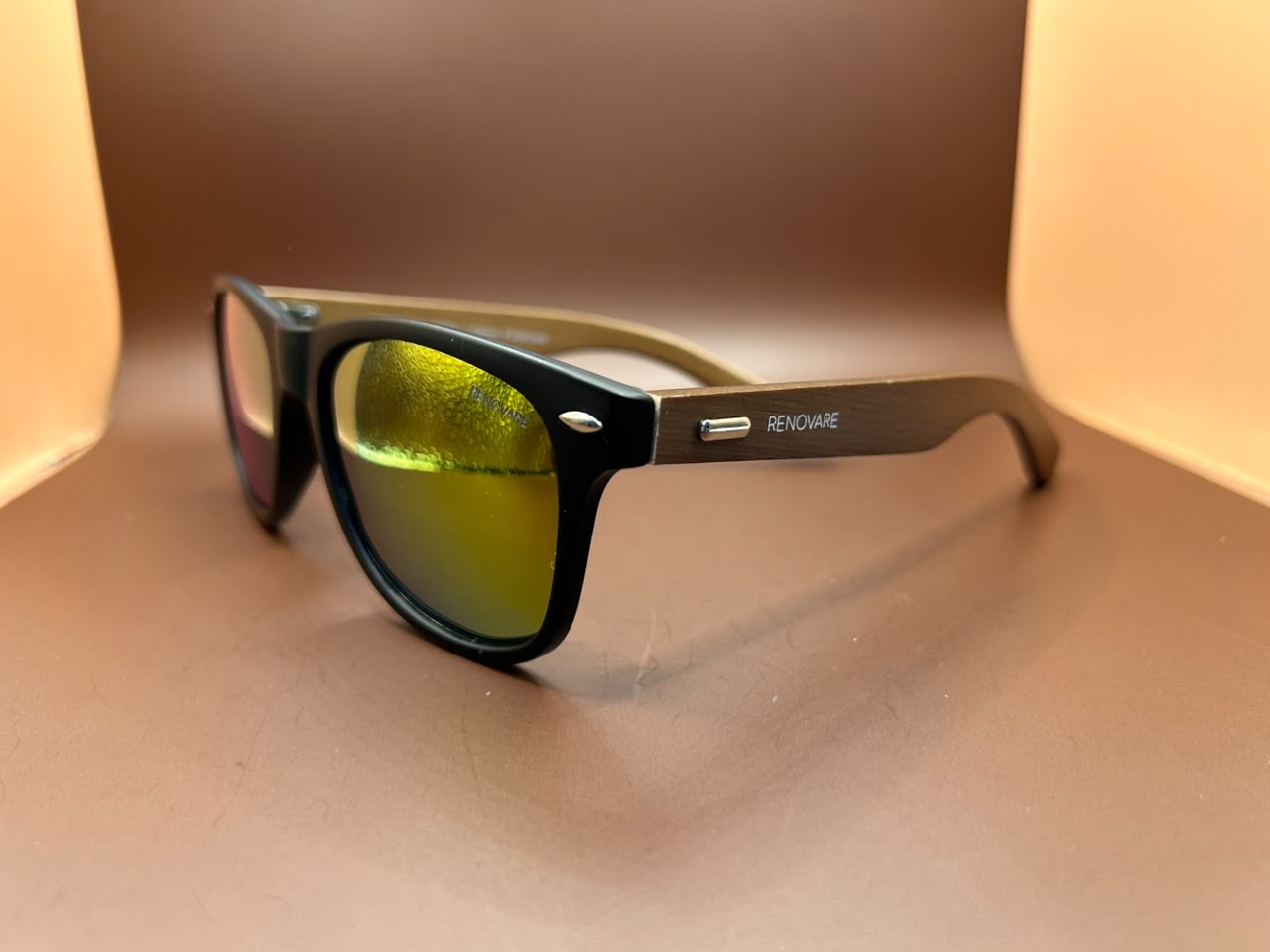 Foto adicional — Óculos de Sol Wayfarer com Hastes de Madeira e Lentes Espelhadas