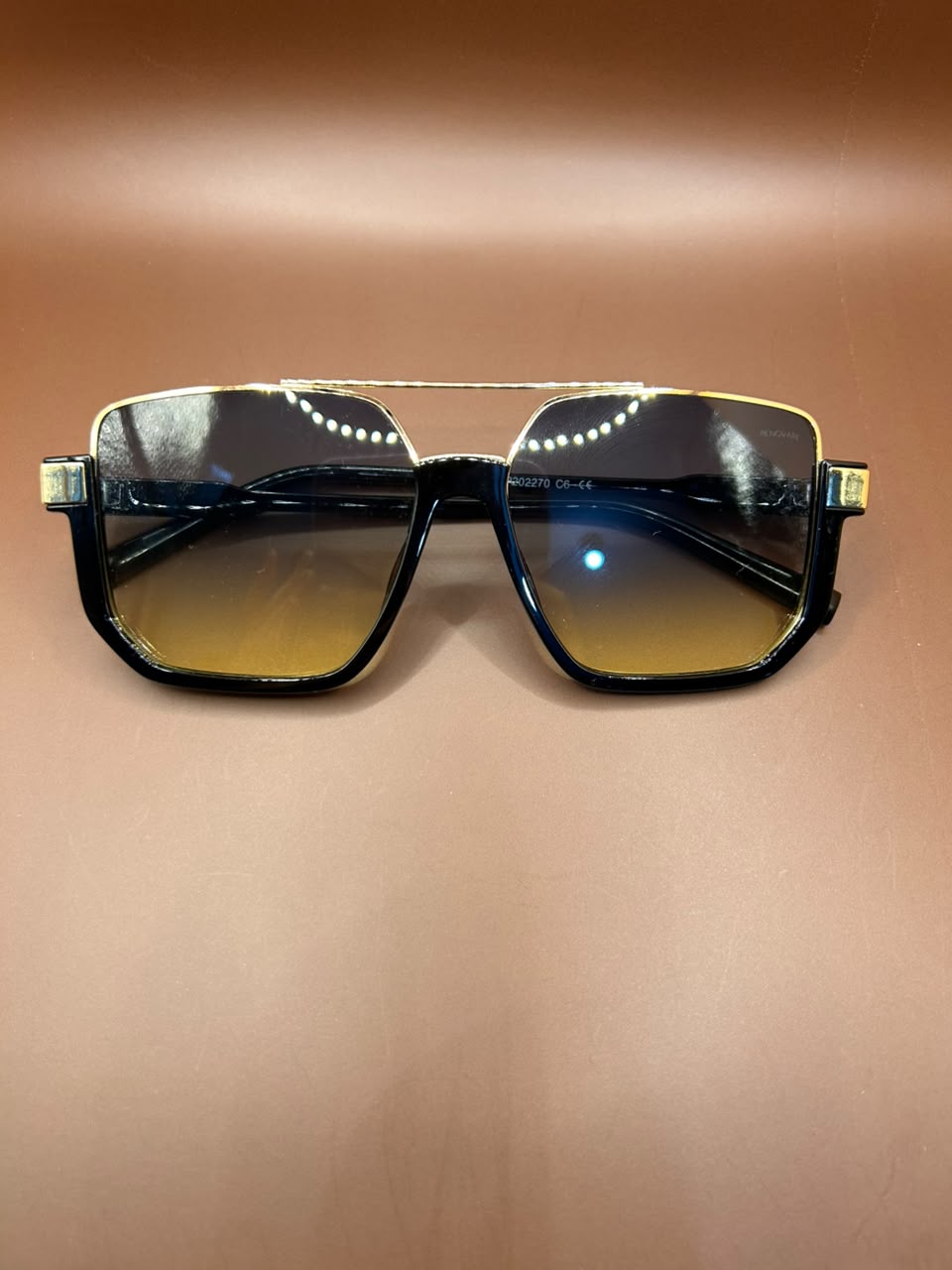 Foto adicional — Óculos Solar Navegador Oversized Renovare Preto e Dourado Lente Degradê