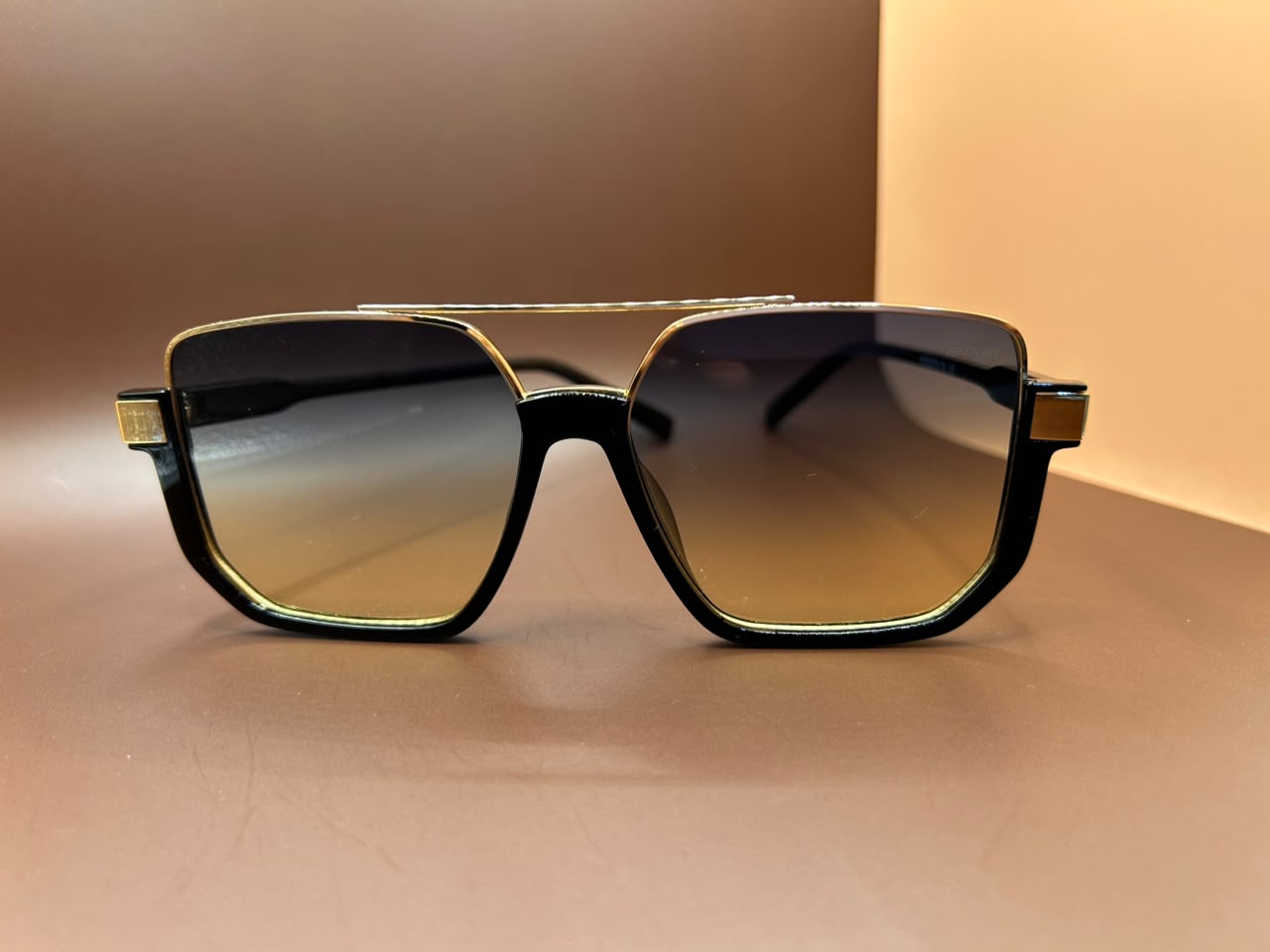 Óculos Solar Navegador Oversized Renovare Preto e Dourado Lente Degradê