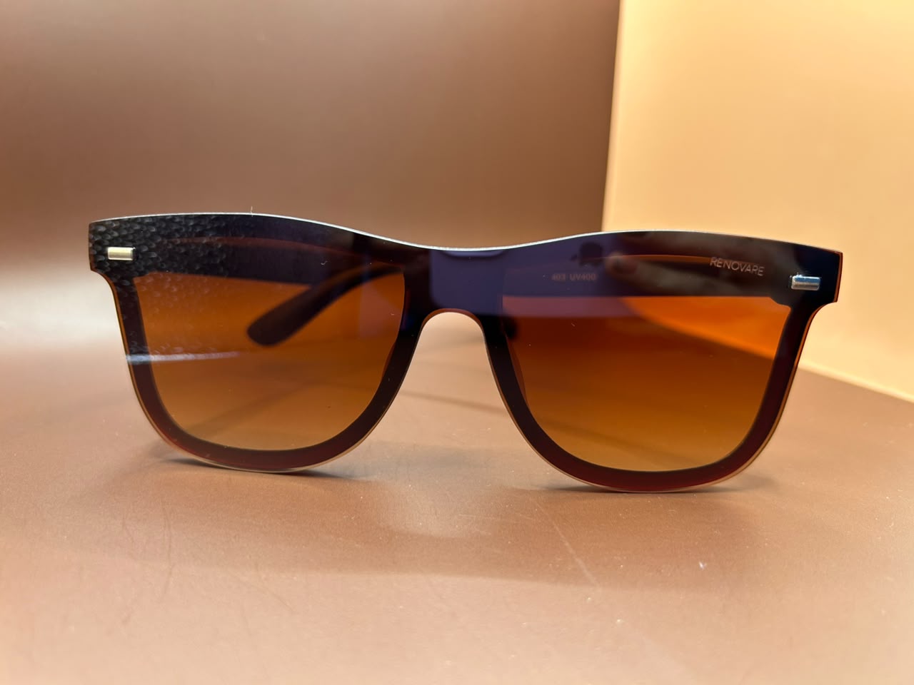 Foto adicional — Óculos de Sol Design Contemporâneo – Armação Robusta com Lentes Âmbar Renovare