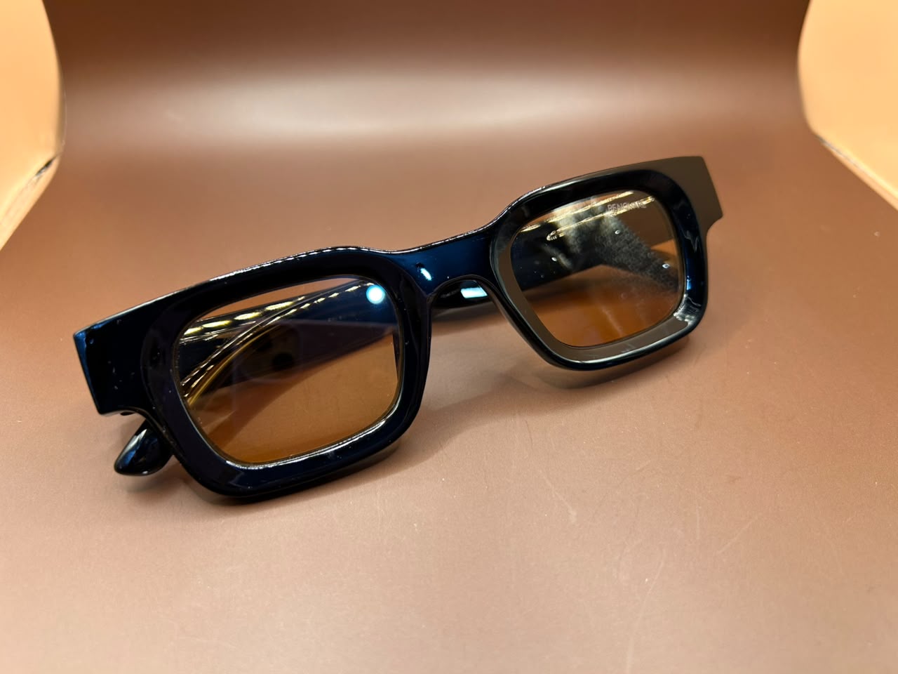 Óculos de Sol Retangular Bold Preto com Lentes Âmbar - Renovare