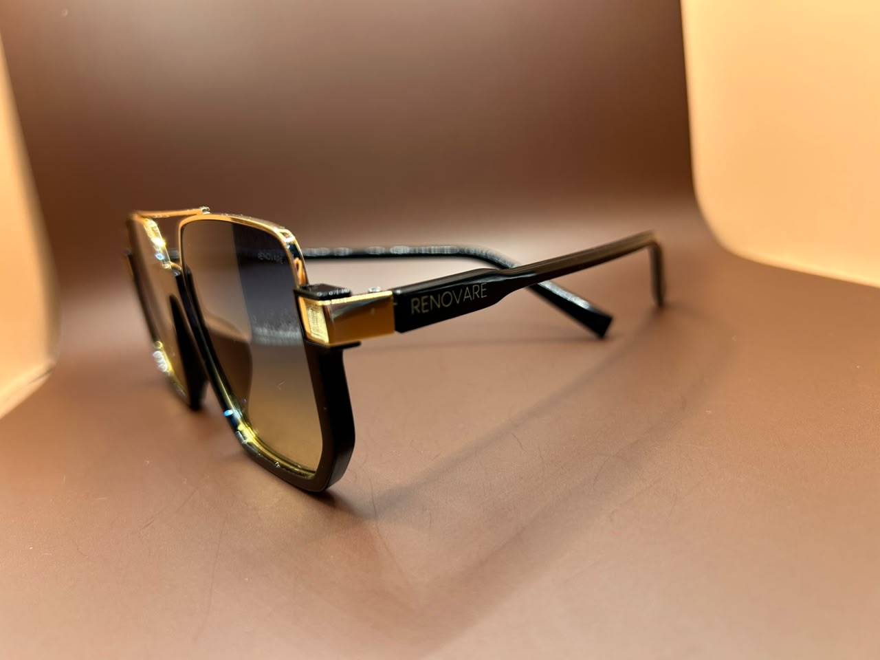 Foto adicional — Óculos Solar Navegador Oversized Renovare Preto e Dourado Lente Degradê