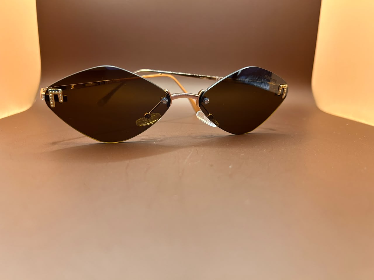 Óculos de Sol Premium Armação Dourada com Detalhes em Cristais