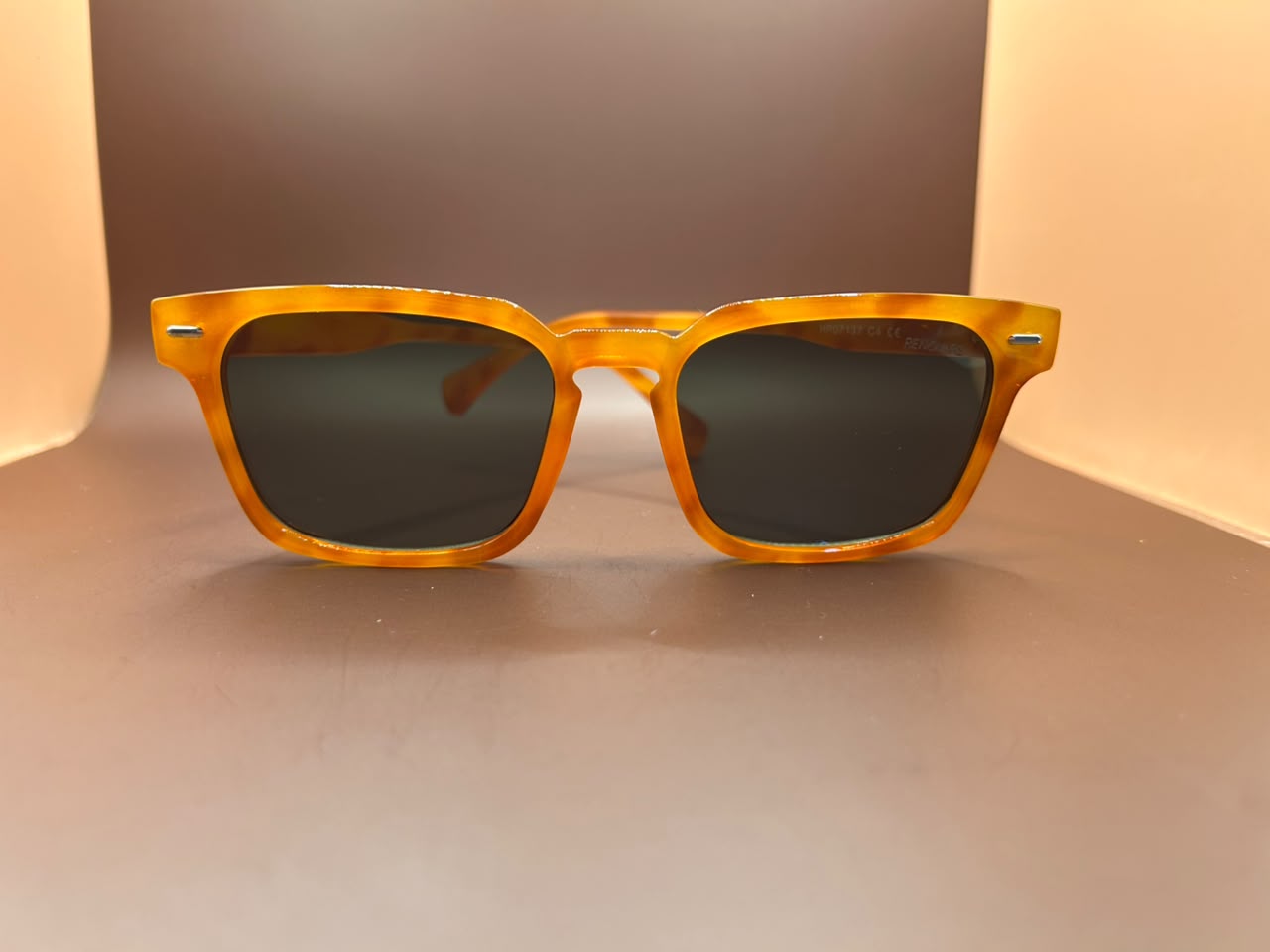 Óculos de Sol Retrô Tartaruga com Lentes Escuras - Estilo Clássico