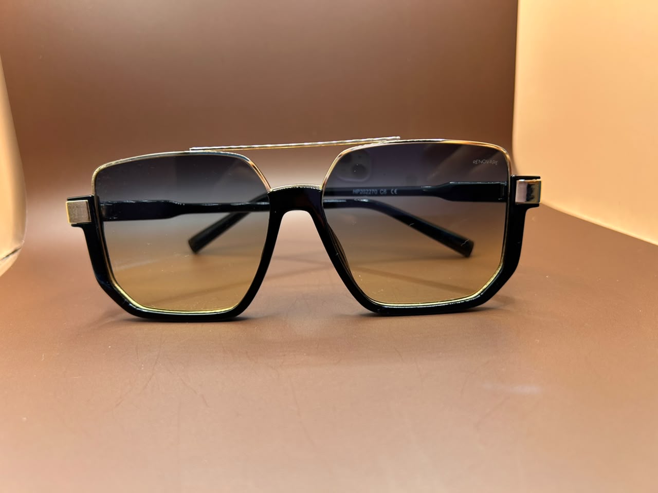 Foto adicional — Óculos Solar Navegador Oversized Renovare Preto e Dourado Lente Degradê