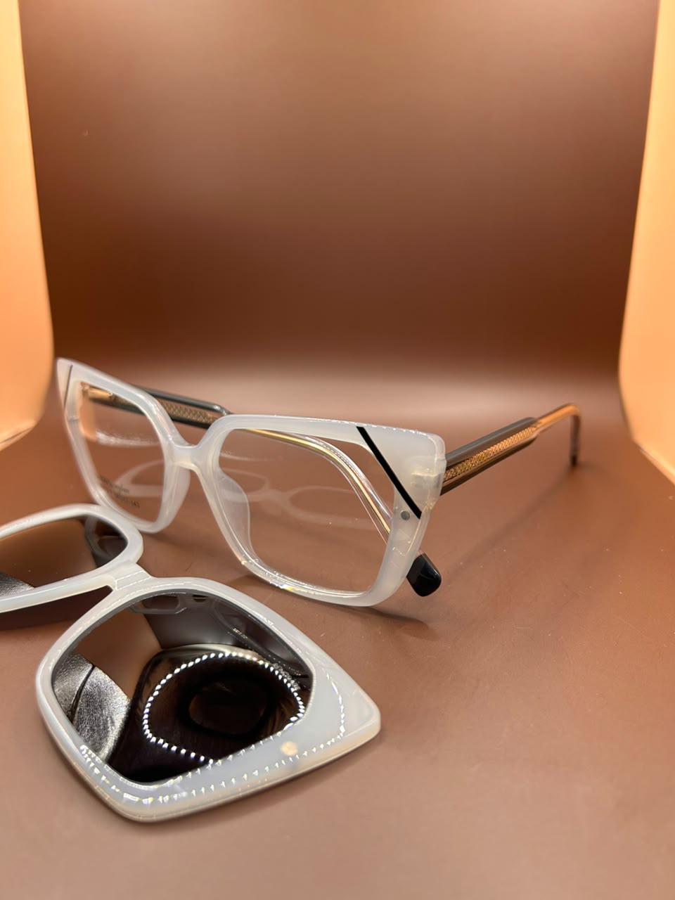 Foto adicional — Óculos 2 em 1 Off-White Renovare – Armação de Grau com Clip-on Solar