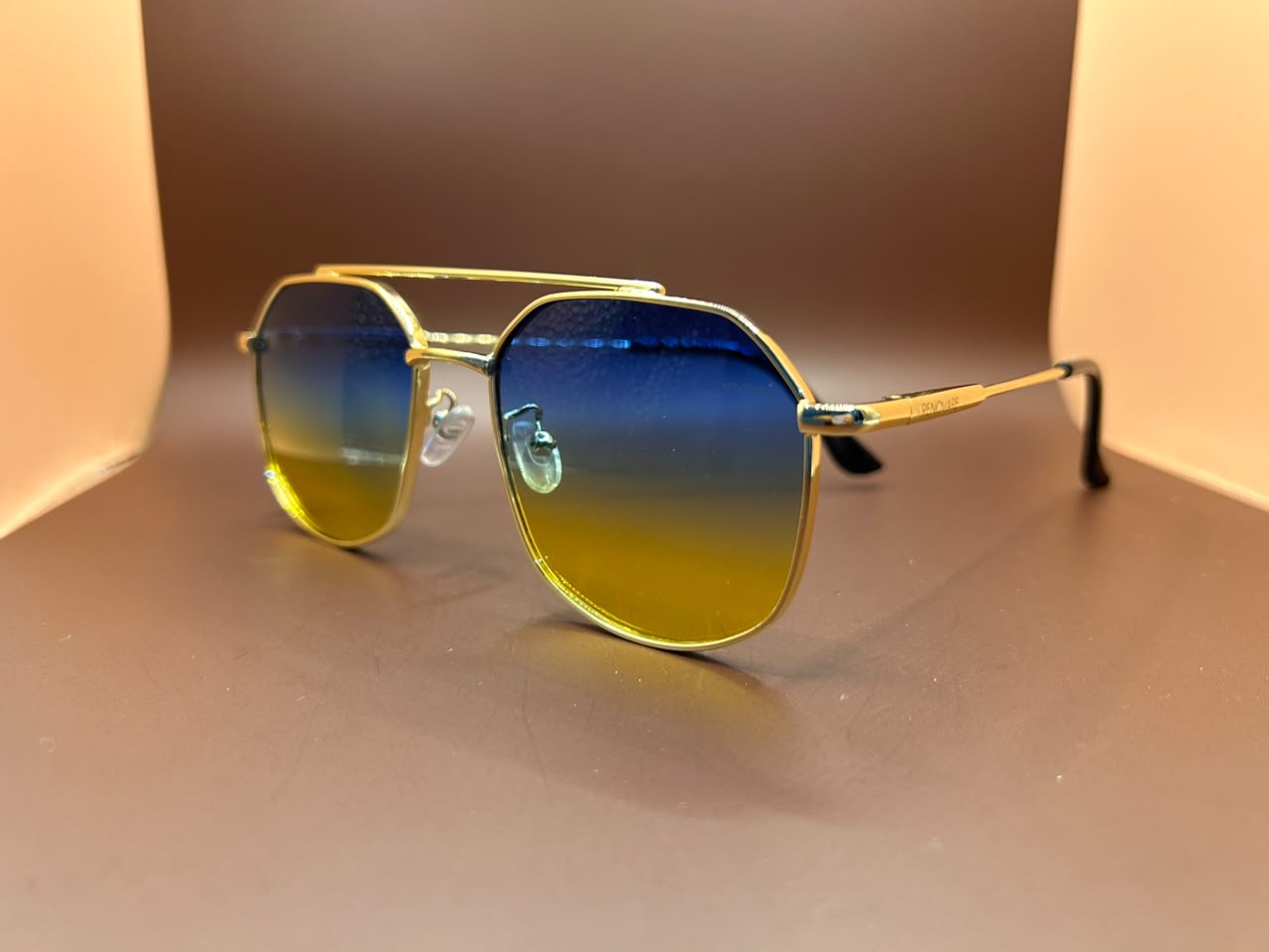 Foto adicional — Óculos de Sol Aviador Geométrico - Lentes Degradê Azul e Amarelo Renovare