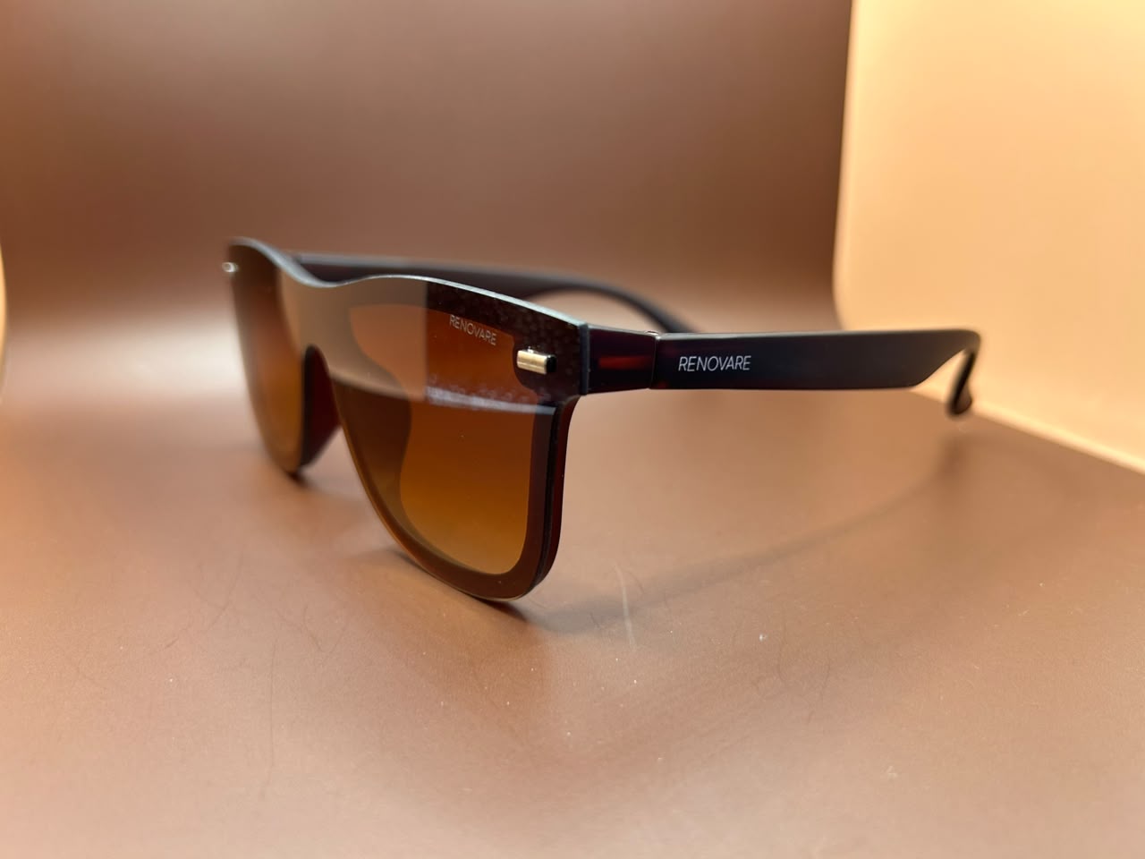 Foto adicional — Óculos de Sol Design Contemporâneo – Armação Robusta com Lentes Âmbar Renovare
