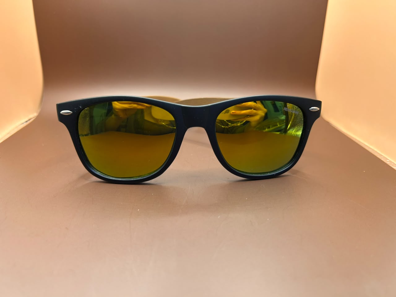 Óculos de Sol Wayfarer com Hastes de Madeira e Lentes Espelhadas