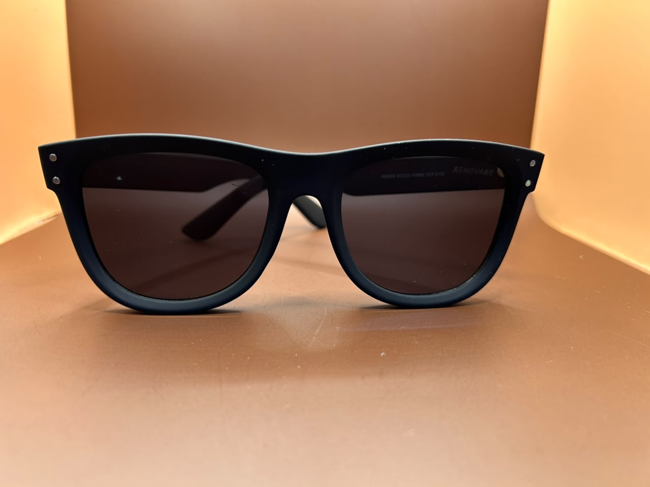 Óculos de Sol Wayfarer Moderno – Armação Preta Fosca Renovare