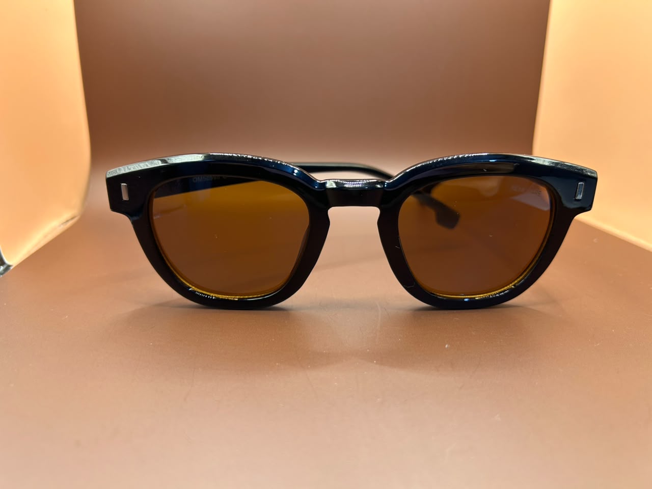 Óculos de Sol Design Contemporâneo – Armação Preta com Lentes Âmbar Renovare