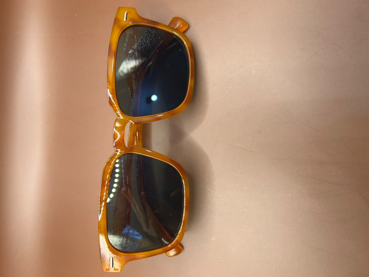 Foto adicional — Óculos de Sol Retrô Tartaruga com Lentes Escuras - Estilo Clássico