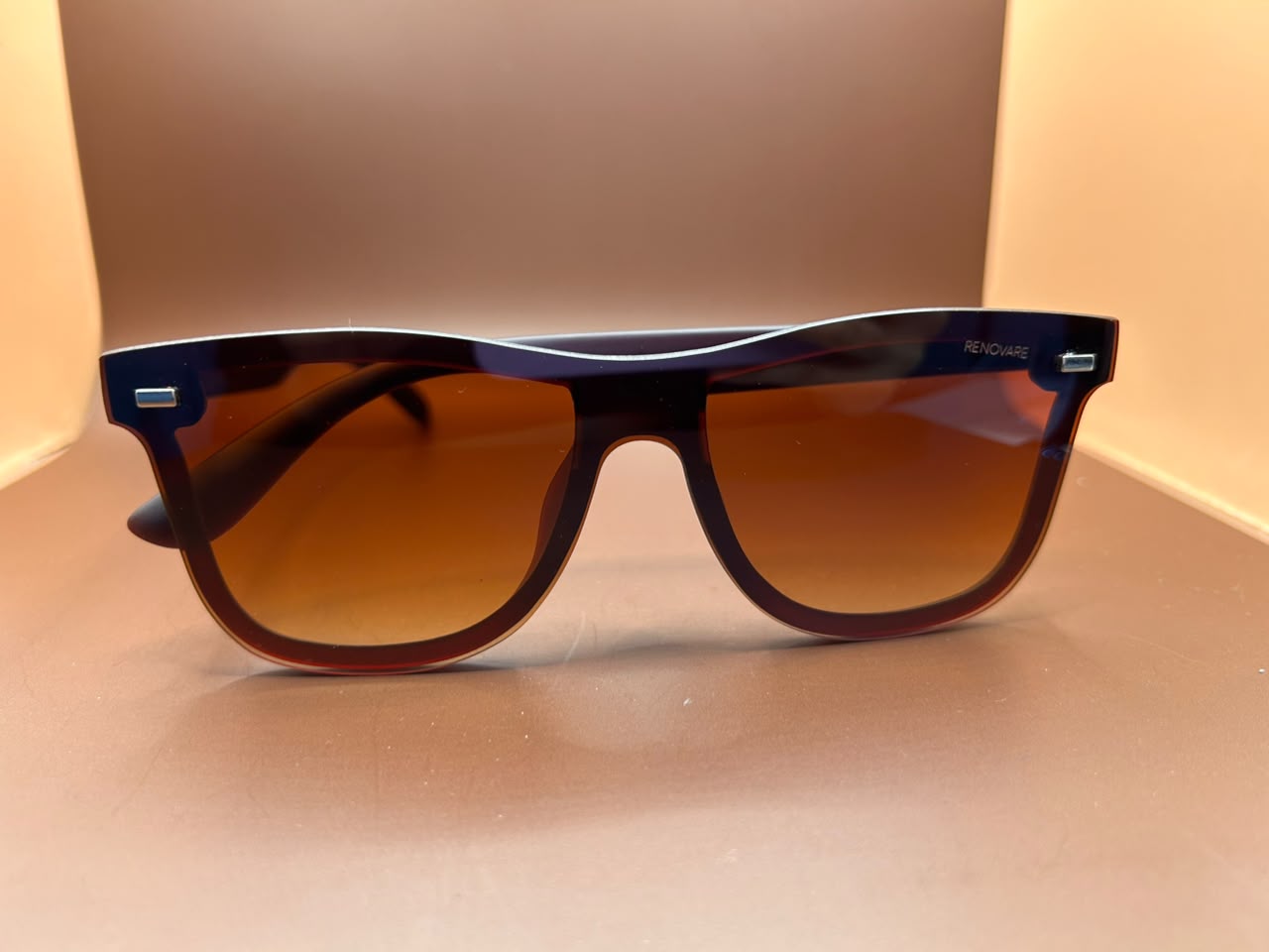 Óculos de Sol Design Contemporâneo – Armação Robusta com Lentes Âmbar Renovare