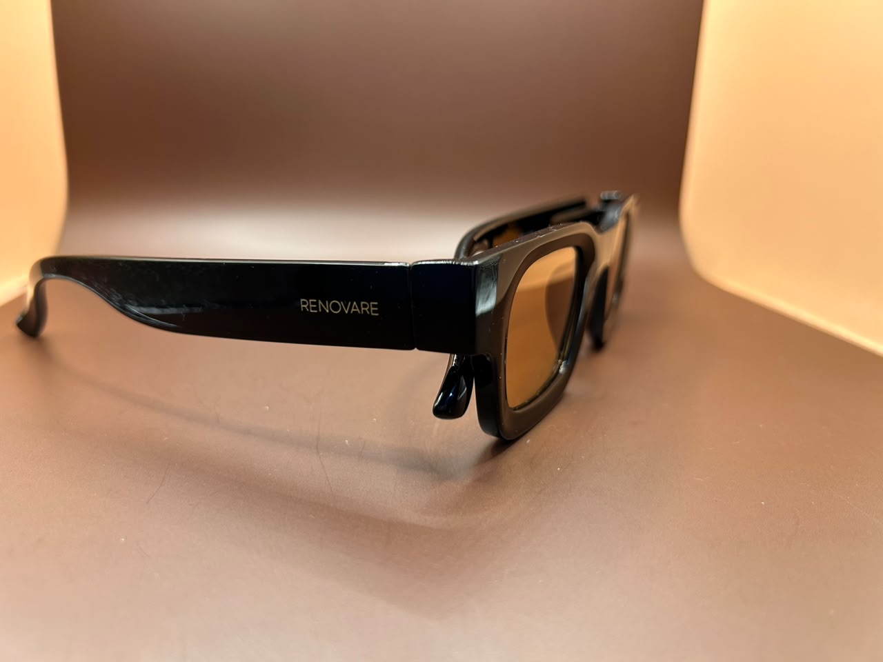 Foto adicional — Óculos de Sol Retangular Bold Preto com Lentes Âmbar - Renovare